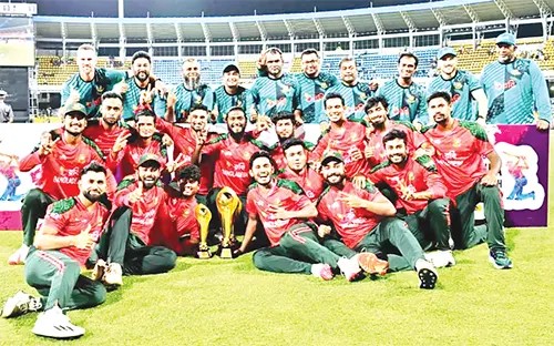 বাইরের লড়াইয়ে ‘ফেল’ মাঠের ক্রিকেট