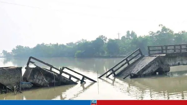 পাইকগাছায় ব্রিজ ডুব দিয়েছে নদীতে, ভোগান্তি চরমে