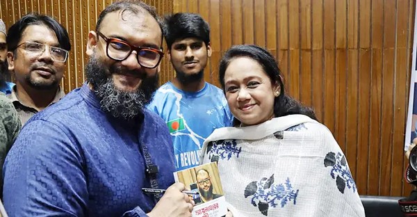 সৌহার্দের বার্তা ছড়িয়ে প্রচারণা চালাচ্ছেন ব্যারিস্টার আরমান ও সানজিদা তুলি/সংগৃহীত





                                    ঢাকা-১৪ আসনে ভোটযুদ্ধে ‘ভাই-বোন’
                                


একজন নিজে গুমের শিকার ছিলেন, একজন গুমের শিকার ব্যক্তির বোন। দুজনই প্রার্থী হয়েছেন ঢাকা-১৪ আসন থেকে। দুই শীর্ষ দল…