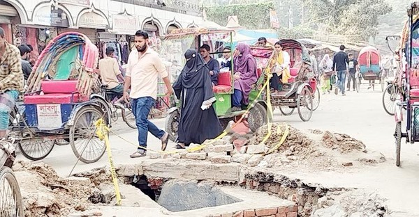 দীর্ঘদিন ধরে বেহাল অবস্থায় পড়ে আছে পুরান ঢাকার সুভাষ বোস অ্যাভিনিউ, ছবি: জাগো নিউজ





                                    ভাঙা সড়ক, ধুলাবালিতে অতিষ্ঠ পুরান ঢাকাবাসী
                                


পুরান ঢাকার সুভাষ বোস অ্যাভিনিউ দীর্ঘদিন ধরে বেহাল অবস্থায় রয়েছে। ভাঙাচোরা রাস্তা, দীর্ঘদিন ধরে পড়ে থাকা খোঁড়াখুঁড়ি, ফুটপাতে ফেলে রাখা ইট-পাথর সব...