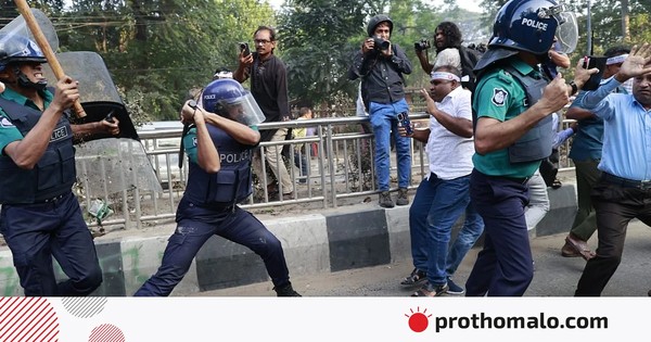 শাহবাগে লাঠি, কাঁদানে গ্যাস, সাউন্ড গ্রেনেড নিয়ে শিক্ষকদের ওপর চড়াও পুলিশ