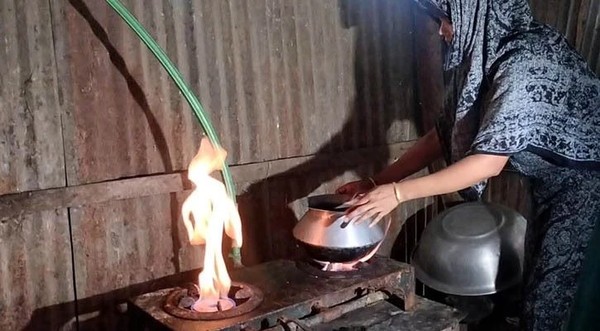 ‘নলকূপ বসাতে গেলেই বেরিয়ে আসছে গ্যাস’