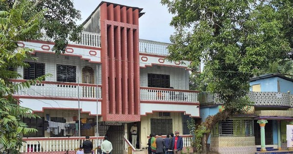 নিরাপত্তা বেষ্টনি সরিয়ে গ্রামের মানুষকে কাছে ডেকে কথা বলতেন খালেদা জিয়া