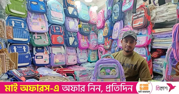 স্কুলশিক্ষার্থীদের ব্যাগ ও জুতার বেচাকেনা বেড়েছে