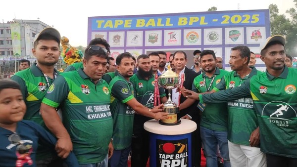 একসময়ের ময়লার ভাগাড় আজ মাঠ, চলছে জমজমাট ক্রিকেট