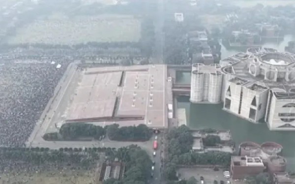 পতাকায় মোড়ানো গাড়িতে মানিক মিয়া অ্যাভিনিউতে খালেদা জিয়ার মরদেহ