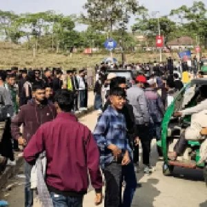 বিপিএল : খেলা স্থগিত, মাঠ ছাড়তে নারাজ সমর্থকরা