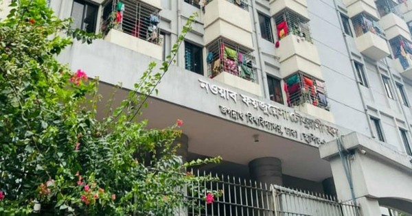 জবি ক্যান্টিনে খাবারে পোকা, প্রতিবাদ করায় শিক্ষার্থীকে হেনস্তা