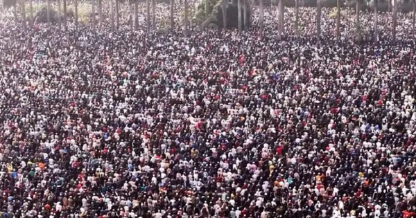 মানিক মিয়া ছাড়িয়ে মানুষের কাতার কারওয়ান বাজারে