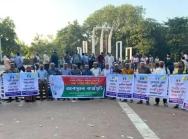 দশম গ্রেড বেতনসহ তিন দফা দাবিতে প্রাথমিক বিদ্যালয়ের শিক্ষকদের কেন্দ্রীয় শহীদ মিনারে অবস্থান শুরু