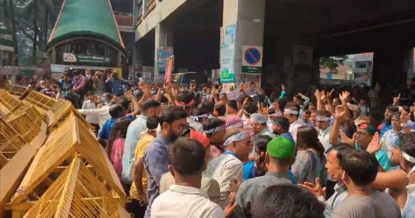 প্রতিবন্ধী বিদ্যালয় শিক্ষকদের মার্চে পুলিশের বাধা