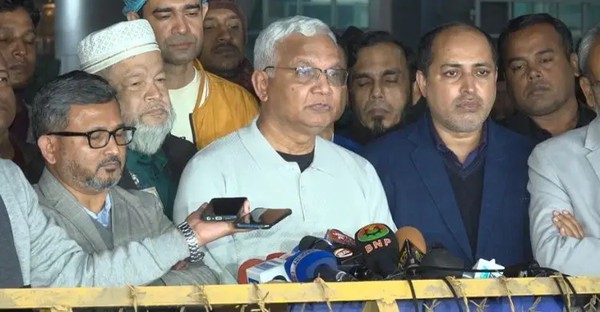 রাজধানীর এভারকেয়ার হাসপাতালের সামনে সাংবাদিকদের সঙ্গে কথা বলেন ডা. এ জেড এম জাহিদ হোসেন/ছবি: সংগৃহীত





                                    খালেদা জিয়া অত্যন্ত সংকটময় সময় অতিক্রম করছেন: ডা. জাহিদ
                                


রাজধানীর এভারকেয়ার হাসপাতালে চিকিৎসাধীন বিএনপি চেয়ারপারসন খালেদা জিয়া বর্তমানে অত্যন্ত সংকটময় সময় অতিক্রম করছেন বলে জানিয়েছেন তার ব্যক্তিগত চিকিৎসক ও দলের স্থায়ী কমিটির সদস্য ডা. এ জেড এম জাহিদ হোসেন...