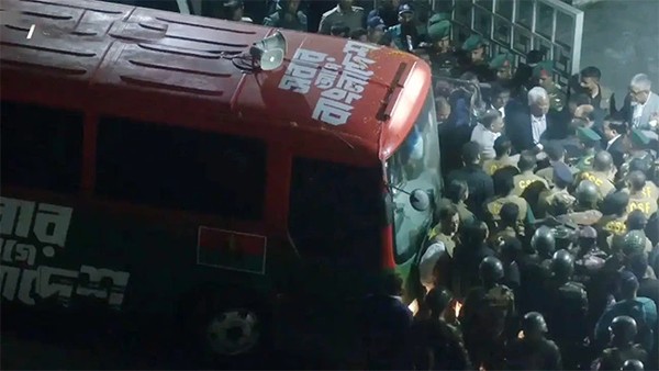 অবশেষে হাসপাতালে মায়ের পাশে তারেক রহমান