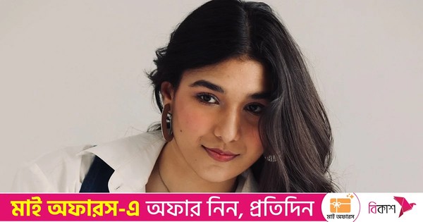 মঞ্চে গাইছিলেন ‘পাসুরি’ গায়িকা, হঠাৎ ড্রোন তেড়েফুঁড়ে এল