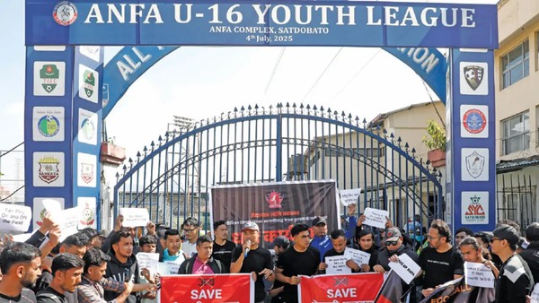 বাংলাদেশে আসার আগে বিক্ষোভে নেপালের ফুটবলাররা