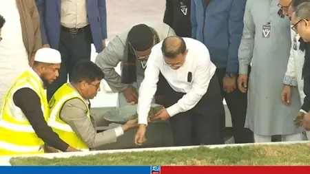 নিজ হাতে মাকে শায়িত করলেন তারেক রহমান