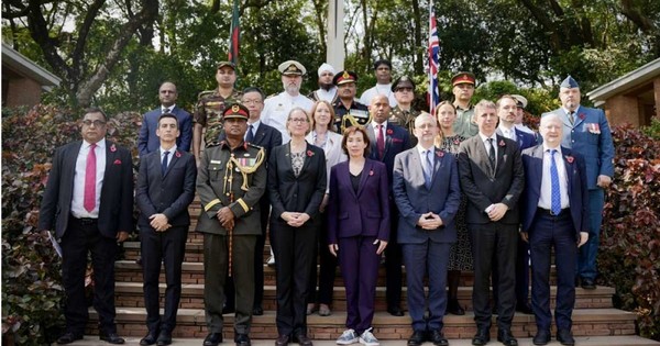 ময়নামতি যুদ্ধ সমাধিতে কূটনীতিকদের শ্রদ্ধা