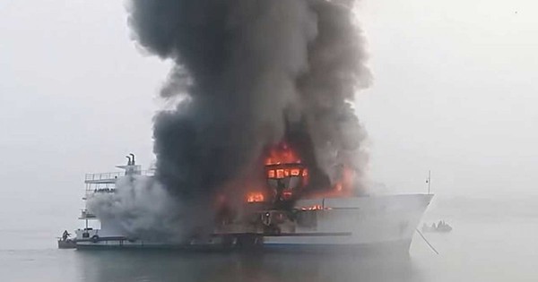 সেন্ট মার্টিনগামী জাহাজে আগুন