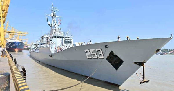 চট্টগ্রাম বন্দরে পাকিস্তান নৌবাহিনীর জাহাজ