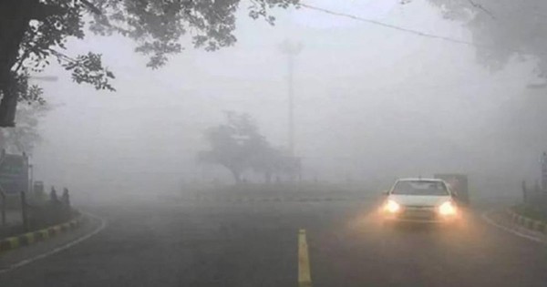 পৌষের সকালে কুয়াশার চাদরে মোড়া রাজধানী