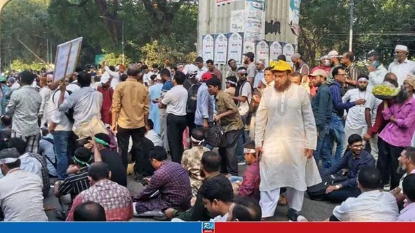 প্রাথমিক শিক্ষকদের অনির্দিষ্টকালের কর্মবিরতি চলছে