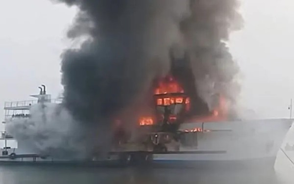 সেন্ট মার্টিনগামী জাহাজে আগুন