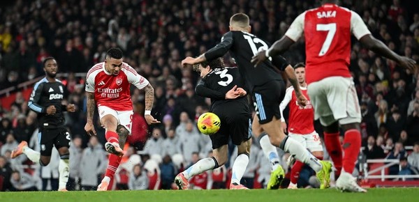 আর্সেনালের ছুটে চলার দিন হোঁচট ইউনাইটেডের