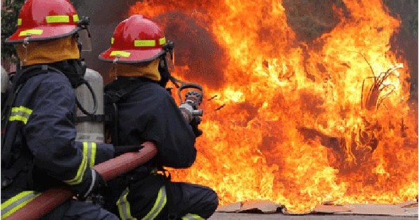 গভীর রাতে বংশালে  মিষ্টির দোকানে আগুন