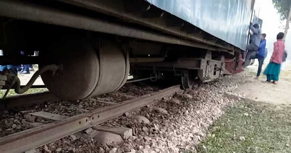 ময়মনসিংহে রেললাইন খুলে ফেলেছে দুর্বৃত্তরা, ট্রেন লাইনচ্যুত