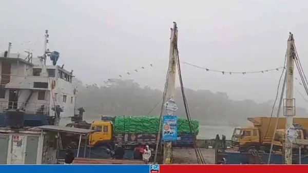 শরীয়তপুর-চাঁদপুর নৌরুটে সাড়ে ৯ ঘণ্টা পর ফেরি চলাচল শুরু