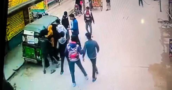 সিরাজগঞ্জে প্রকাশ্যদিবালোকে কলেজ ছাত্রকে কুপিয়ে হত্যা