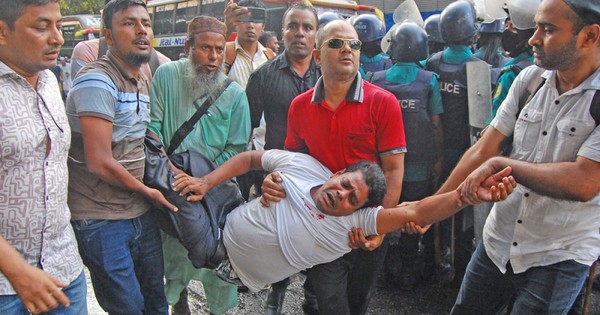 পুলিশের লাঠিচার্জ-টিয়ারগ্যাসে আহত ১১০ শিক্ষক