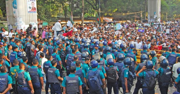 শিক্ষকদের ওপর জলকামান-সাউন্ড গ্রেনেড নিক্ষেপের ব্যাখ্যা দিল ডিএমপি