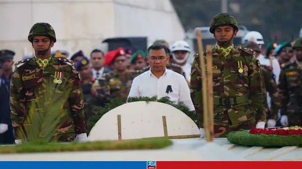 মাকে কবরে রেখে বিষণ্ন মনে বাসায় ফিরলেন তারেক রহমান