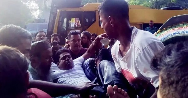 শাহবাগে সাউন্ড গ্রেনেডে ছত্রভঙ্গ হয়ে বেশ কয়েকজন শিক্ষক আহত হন/ ছবি- জাগো নিউজ





                                    শাহবাগে সাউন্ড গ্রেনেডে ছত্রভঙ্গ প্রাথমিক শিক্ষকরা, আহত অনেকে
                                


রাজধানীর শাহবাগে সরকারি প্রাথমিক বিদ্যালয়ের শিক্ষকদের কলম সমর্পণ কর্মসূচিতে সাউন্ড গ্রেনেড নিক্ষেপ করেছে পুলিশ। এতে ছত্রভঙ্গ হয়ে পড়েন শিক্ষকরা...